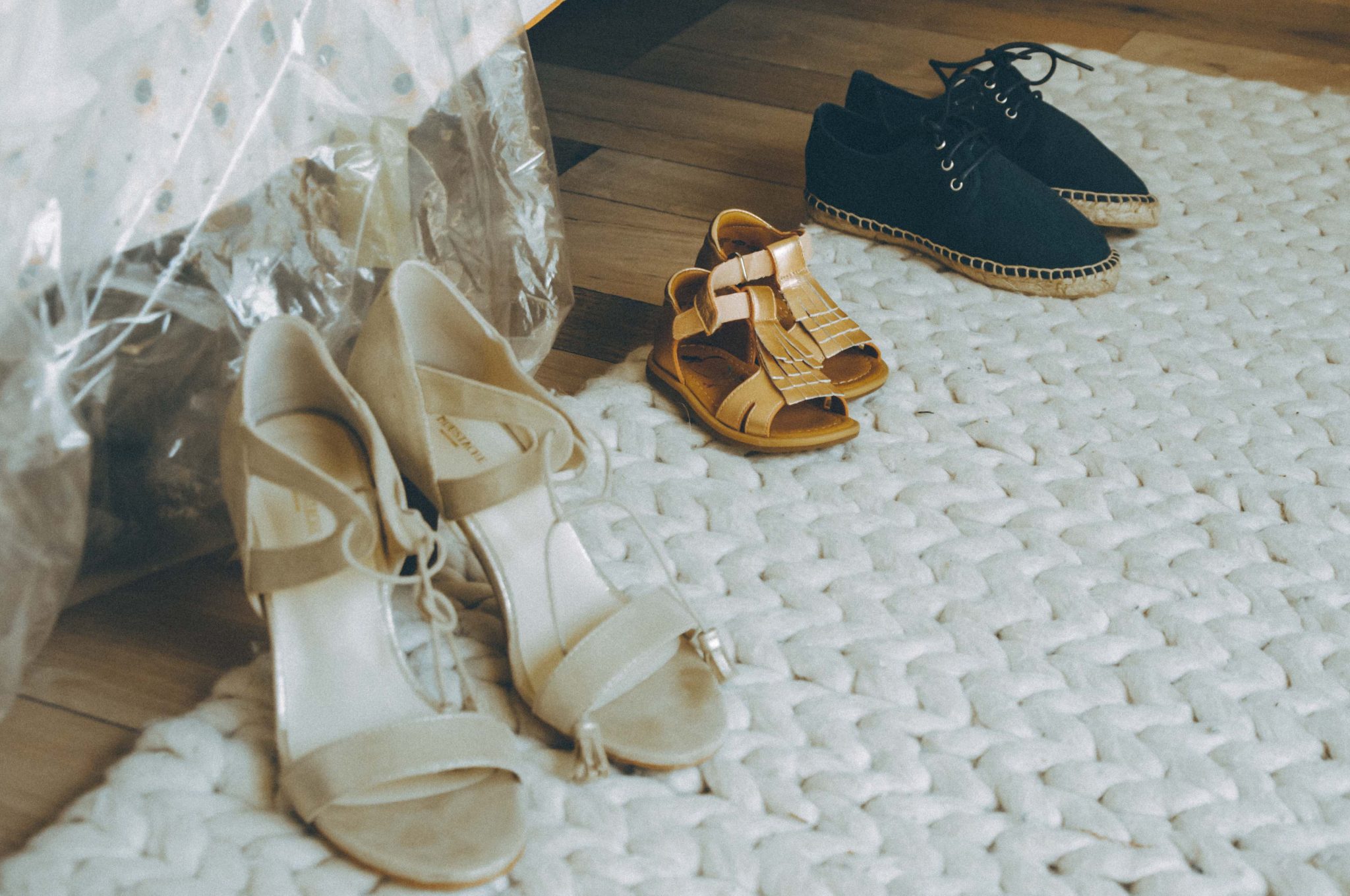 Photographie de mariage, chaussure de mariage, préparatifs de mariage, habillage, photographie moody