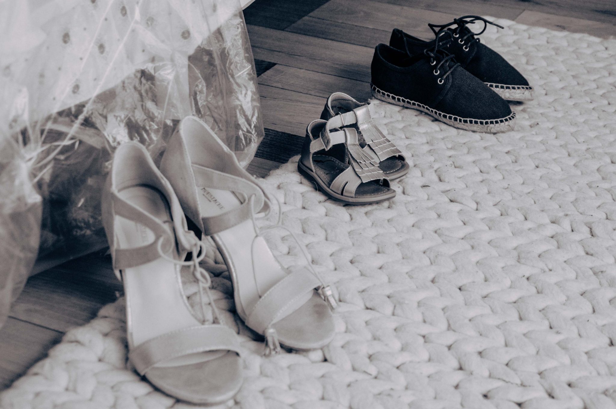 Photographie de mariage, chaussure de mariage, préparatifs de mariage, habillage, photographie en noir et blanc