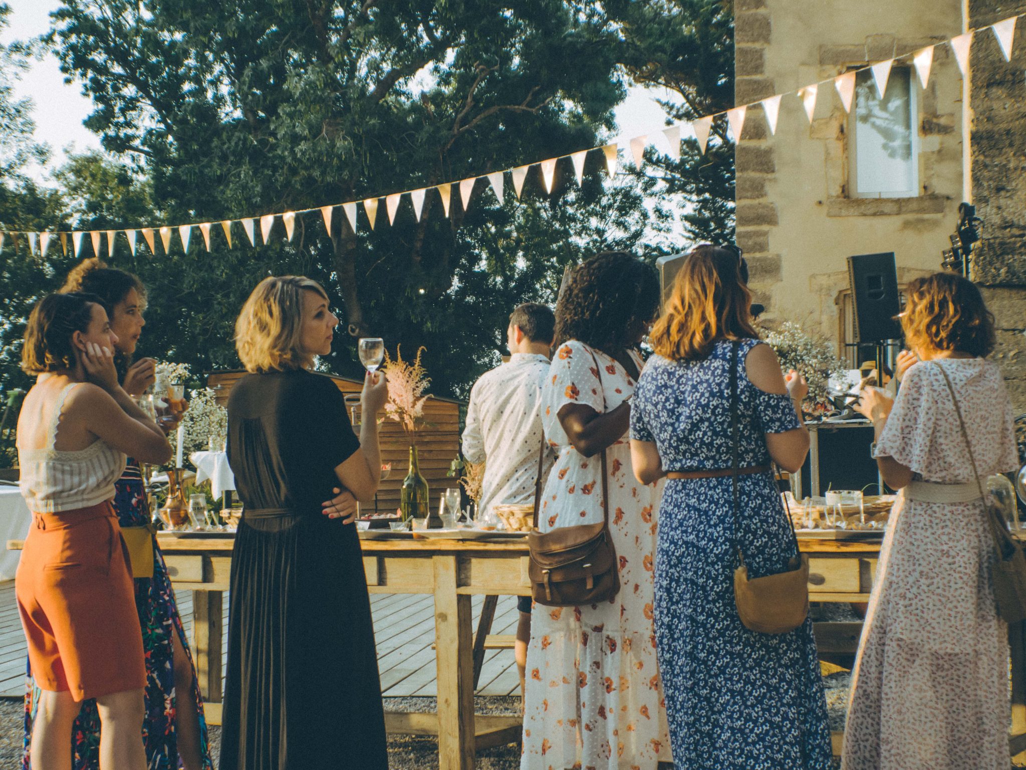 Photographie reportage mariage, ambiance apéritif, photographie moody