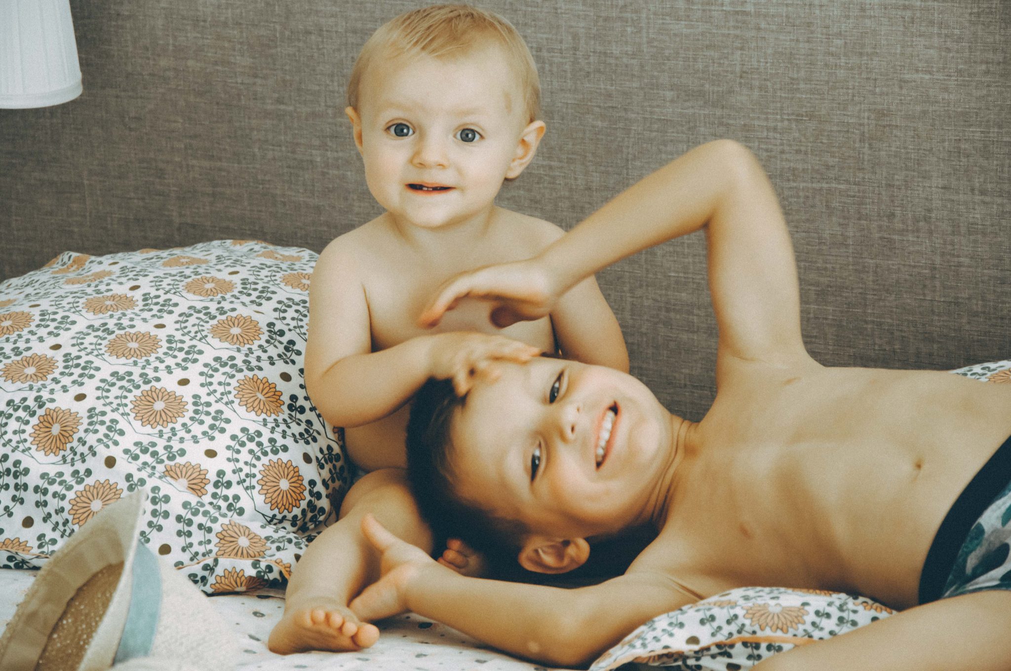 Photographie portrait enfant, frère et sœur en train de jouer, photographie moody