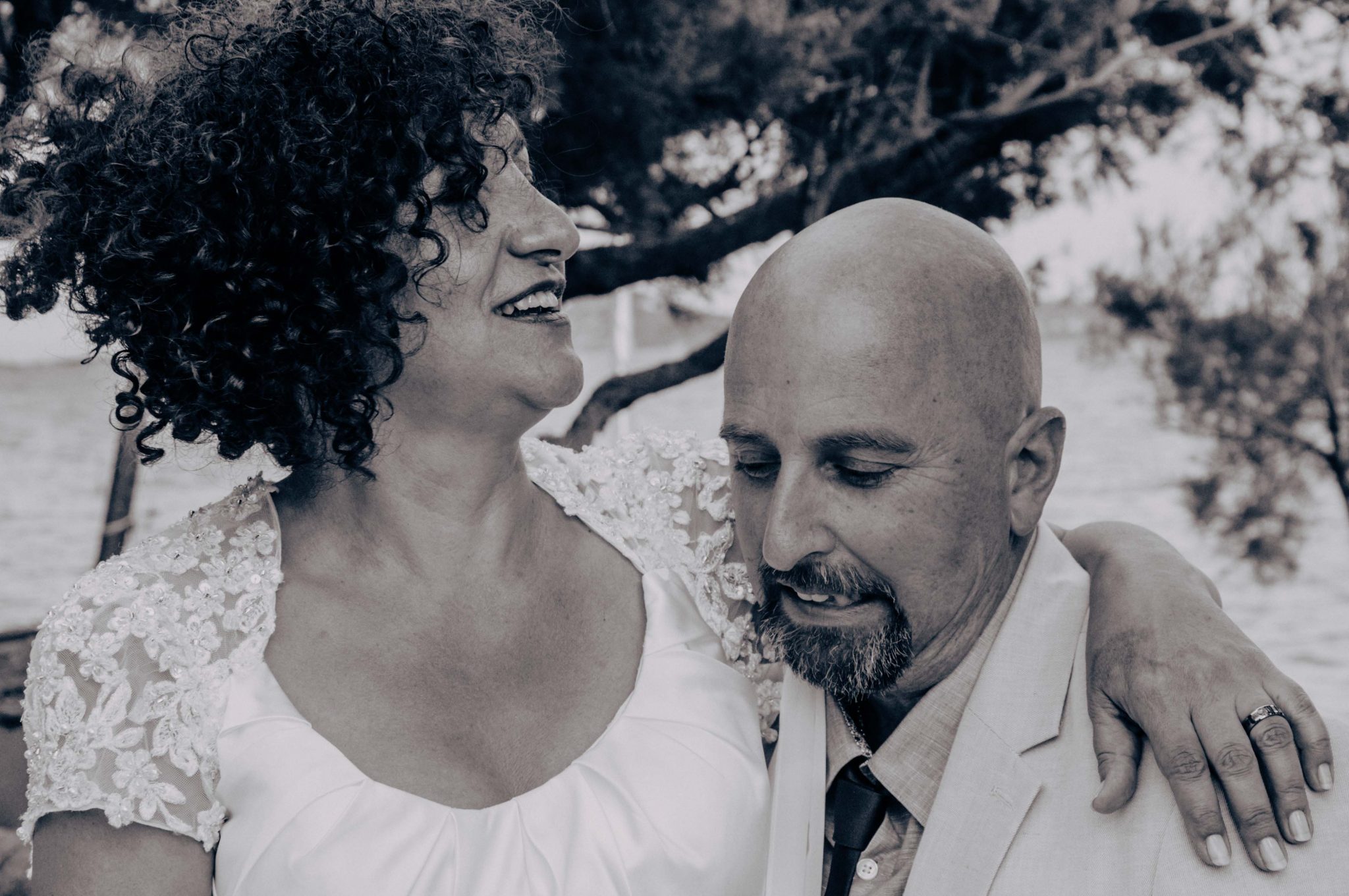 Photographie de mariage, photographie de couple, mer, photographie en noir et blanc