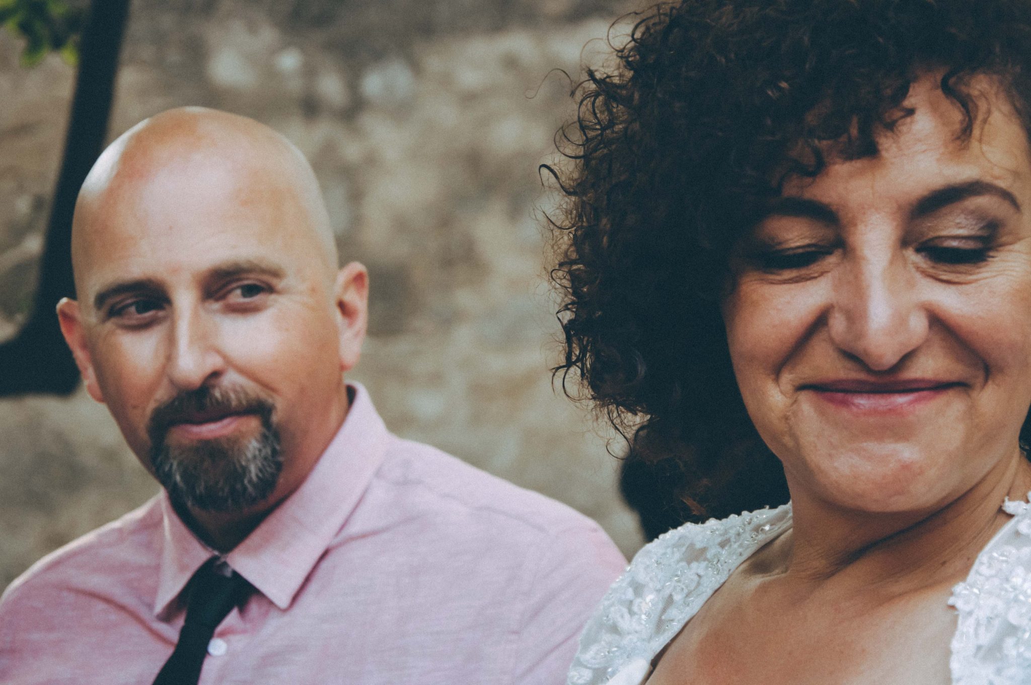 Photographie de mariage, photographie de couple, regard aimant, photographie moody