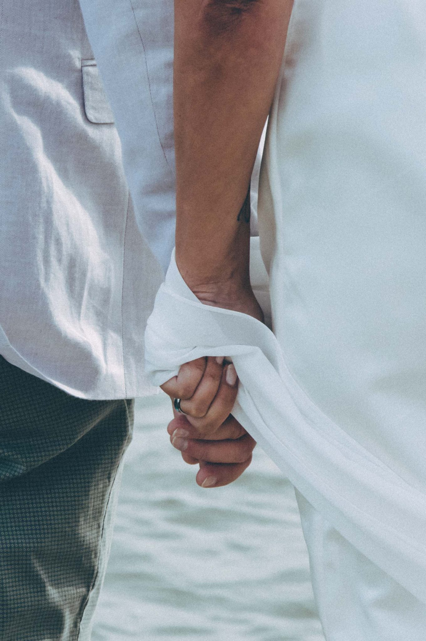 Photographie de mariage, mains qui se tiennent, photographie moody