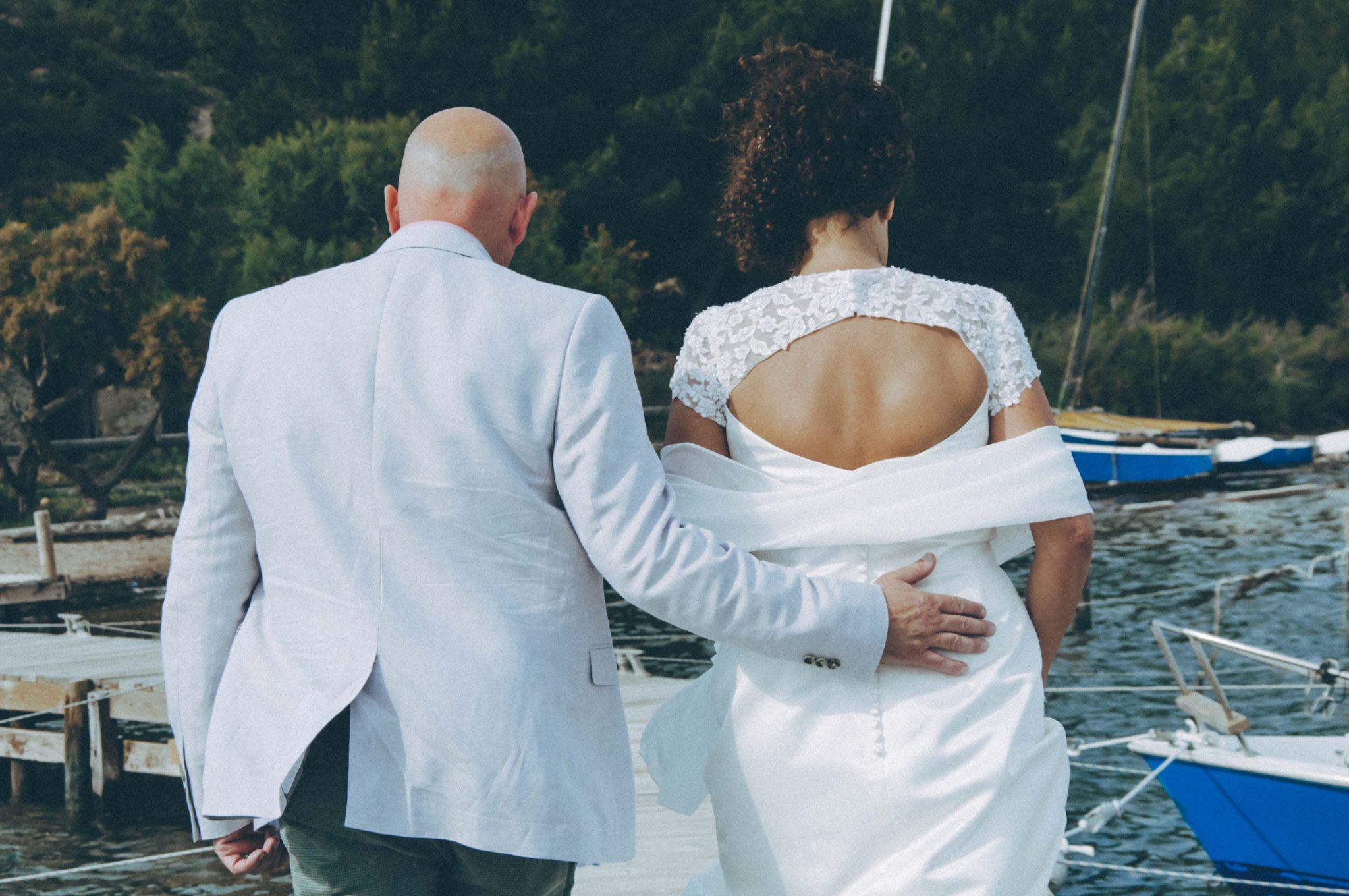 Photographie de mariage, mains qui se tiennent, photographie moody