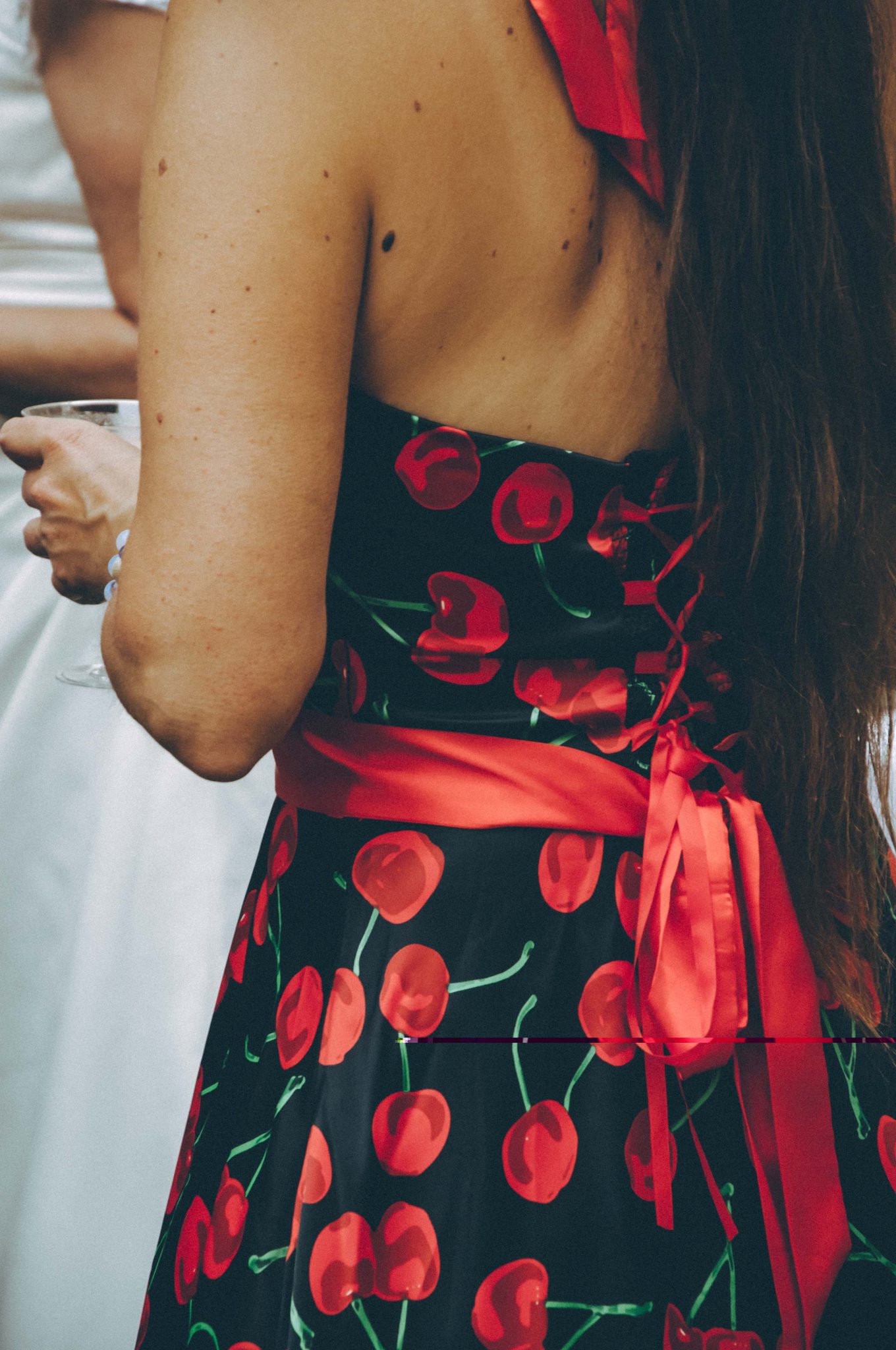 Photographie de mariage, robe rouge gros plan, photographie moody