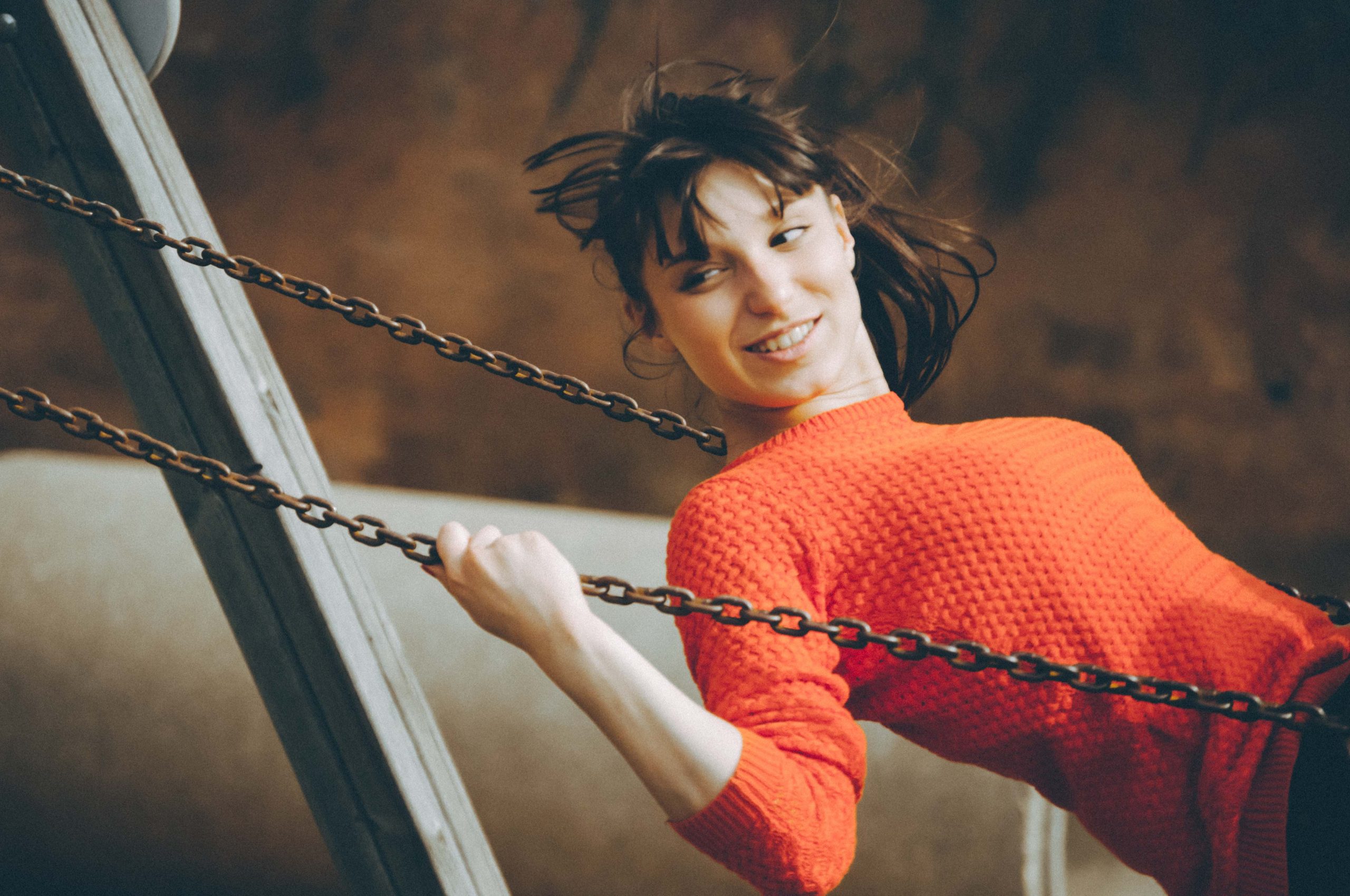 Photographie de portrait, femme sur balançoire, photographie moody