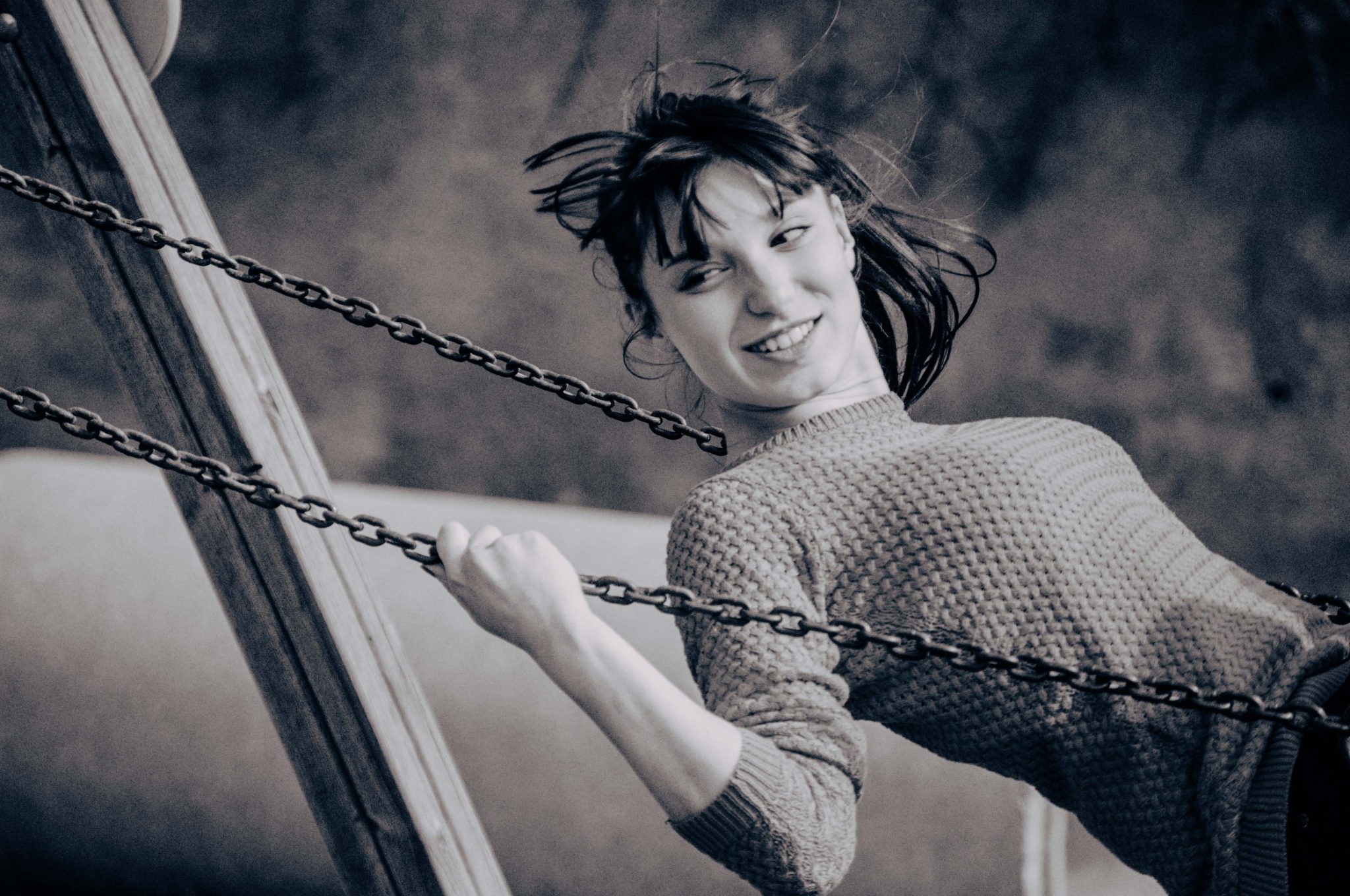 Photographie de portrait, femme sur balançoire, photographie en noir et blanc