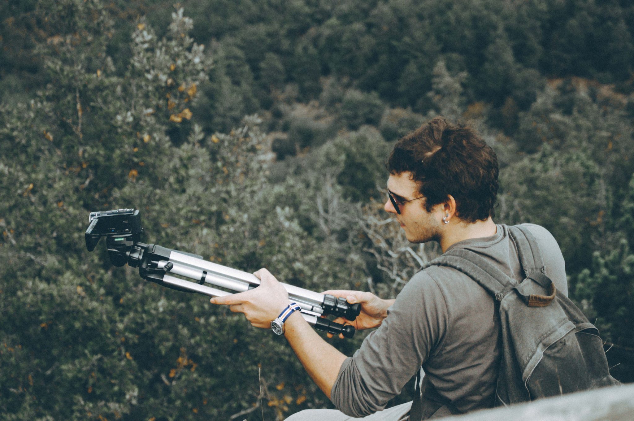 Photographie de portrait, homme, vidéaste, falaise, nature, photographie moody