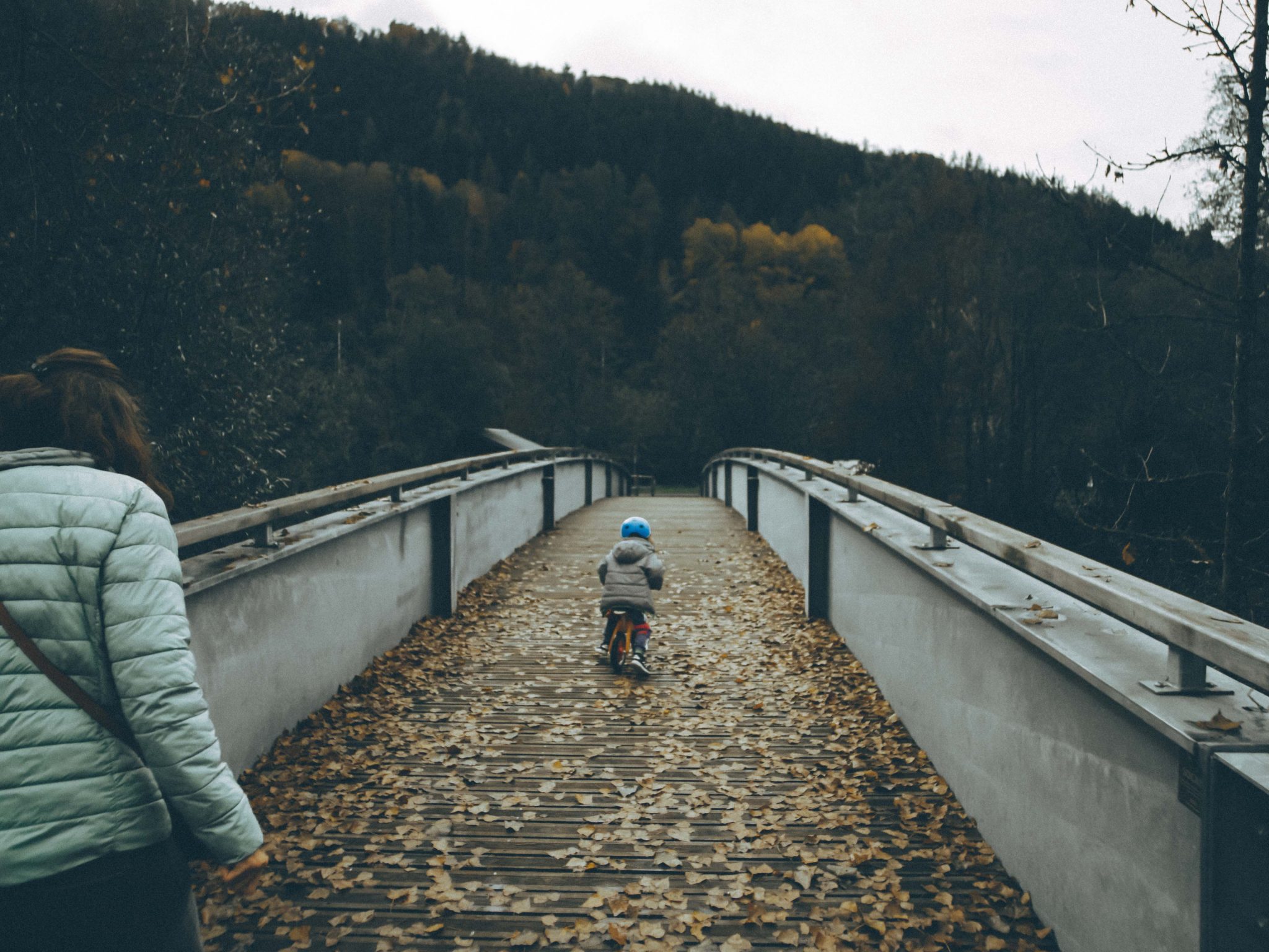 Photographie de portrait, enfant en balade, vélo, shooting photo famille promenade enfant, photographie moody