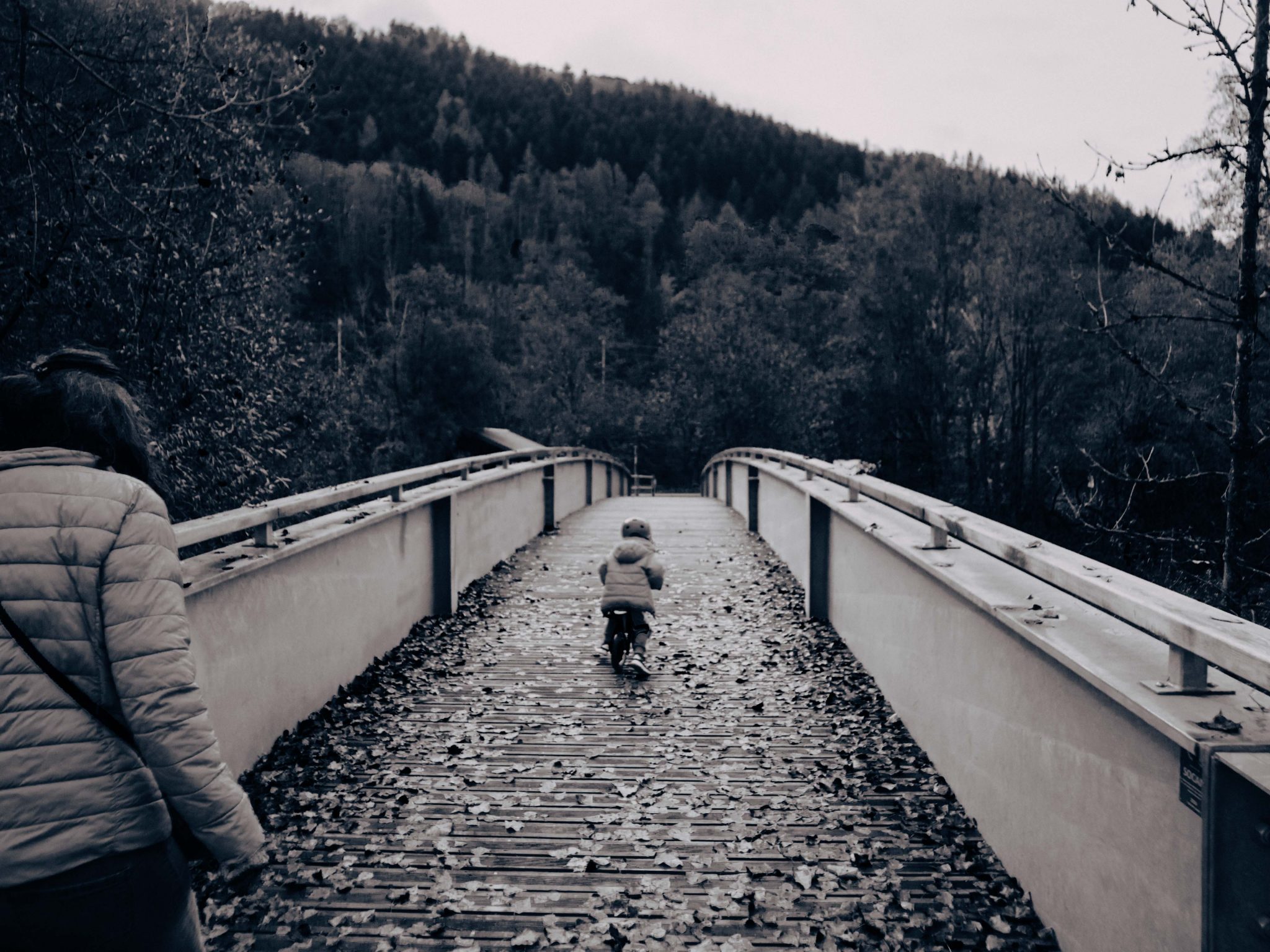 Photographie de portrait, enfant en balade, vélo, photographie en noir et blanc